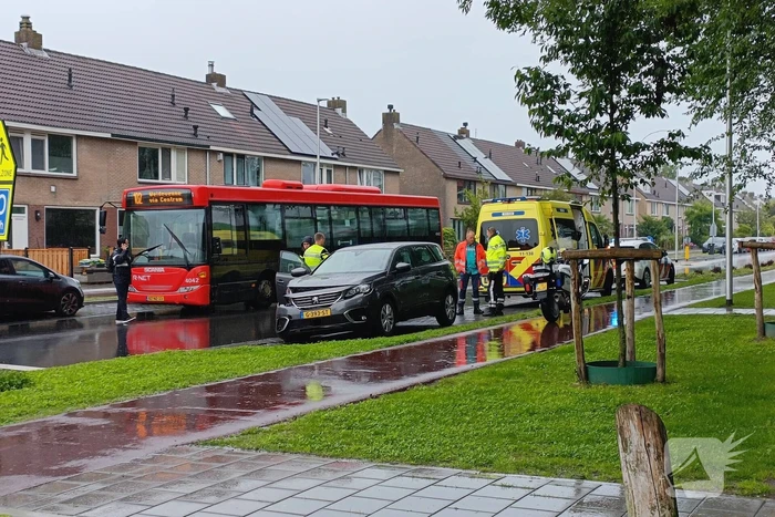 Schade na botsing tussen stadsbus en auto