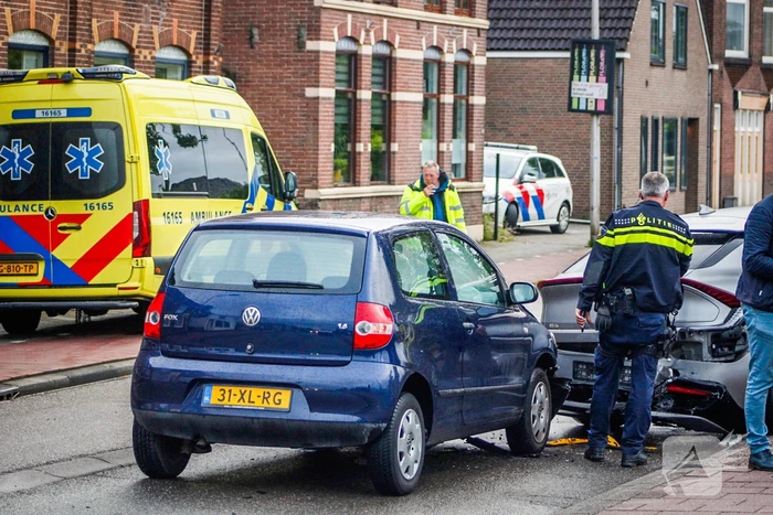 Flinke schade bij botsing tussen twee auto's