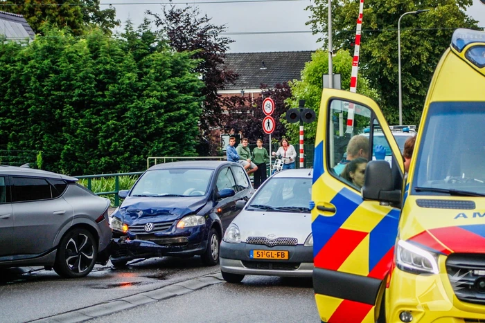 Flinke schade bij botsing tussen twee auto's