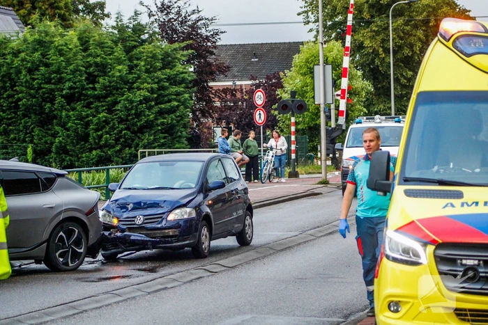 Flinke schade bij botsing tussen twee auto's