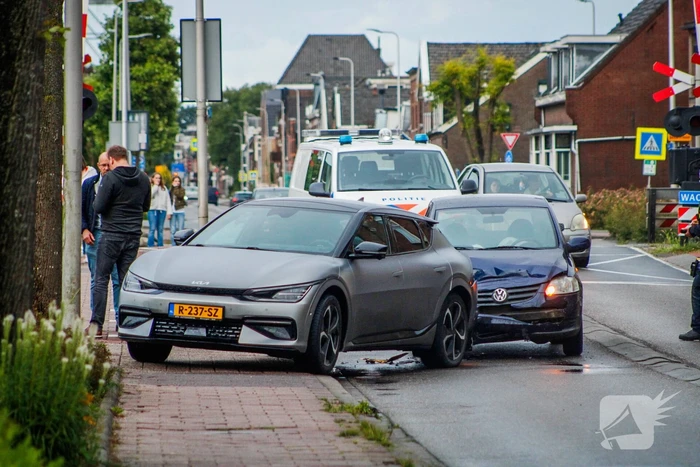 Flinke schade bij botsing tussen twee auto's