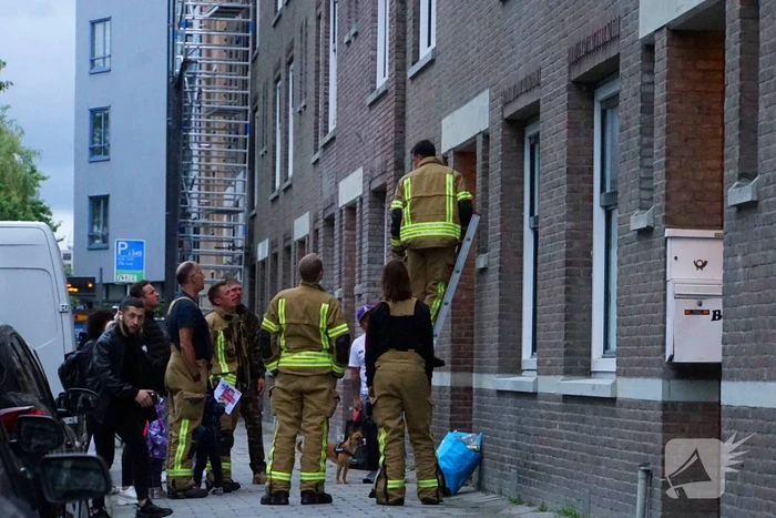 Brandweer controleert constructie wegens scheuren