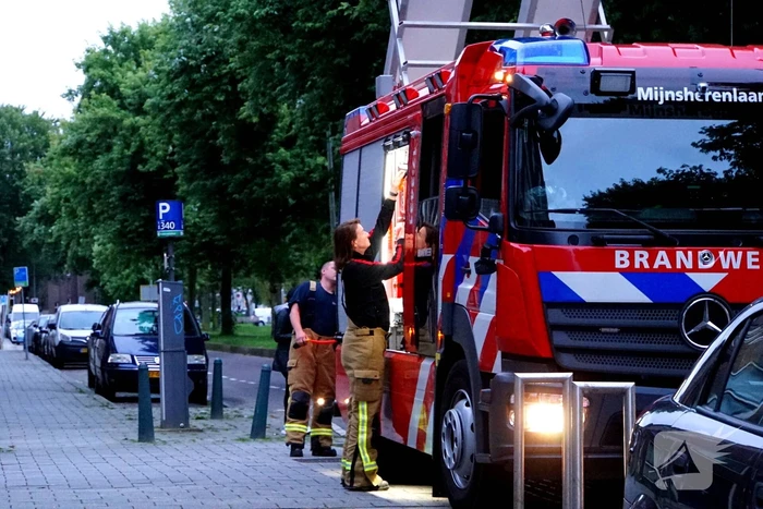 Brandweer controleert constructie wegens scheuren