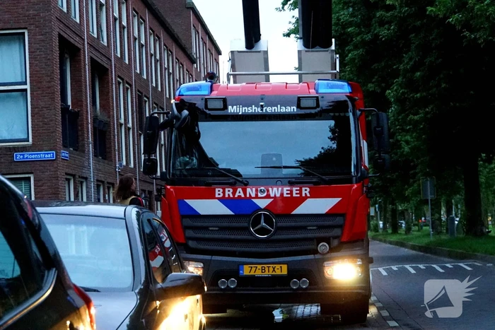 Brandweer controleert constructie wegens scheuren