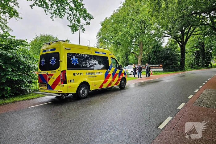 Scooterrijder onderuit na botsing met e-biker