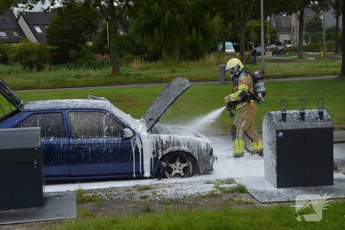 Oude Opel Kadett heeft fikse schade na autobrand