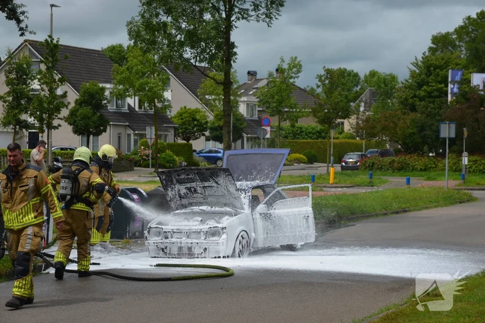 Oude Opel Kadett heeft fikse schade na autobrand