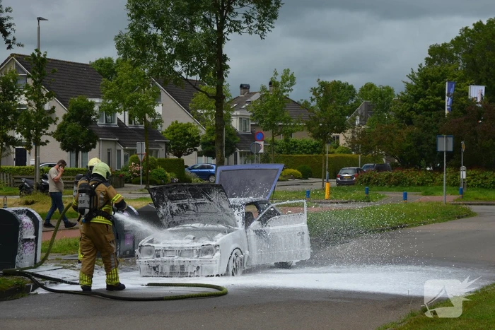 Oude Opel Kadett heeft fikse schade na autobrand