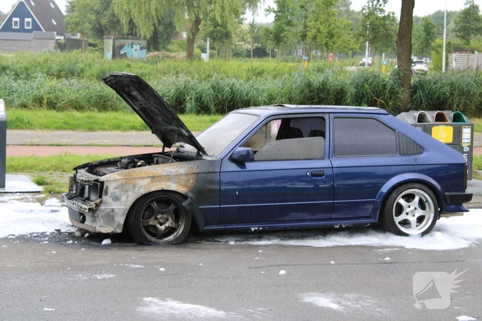Oude Opel Kadett heeft fikse schade na autobrand