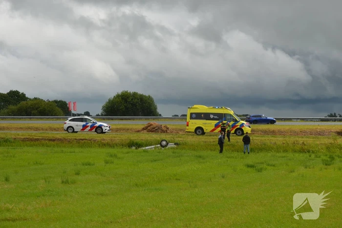 Auto belandt op kop in sloot
