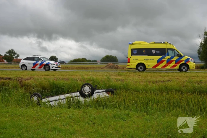 Auto belandt op kop in sloot