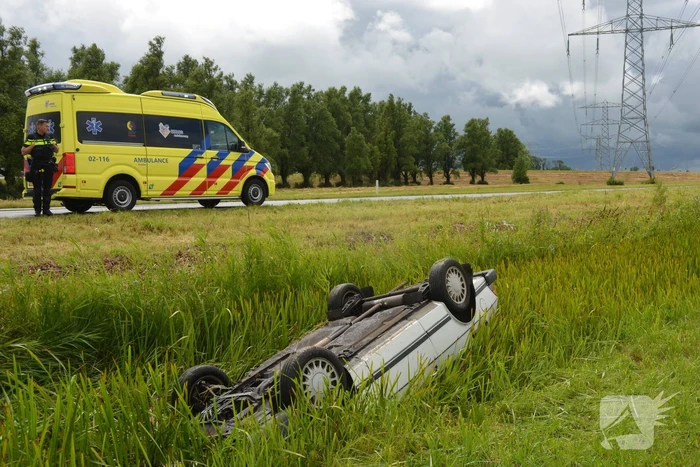 Auto belandt op kop in sloot