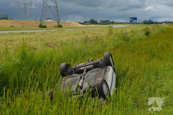 Auto belandt op kop in sloot