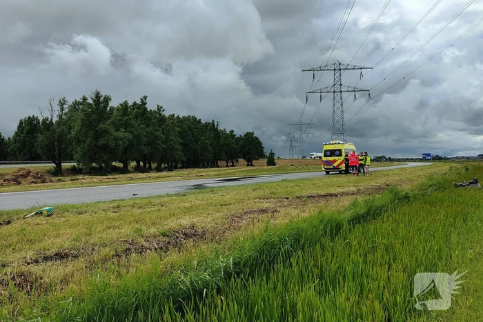 Auto belandt op kop in sloot