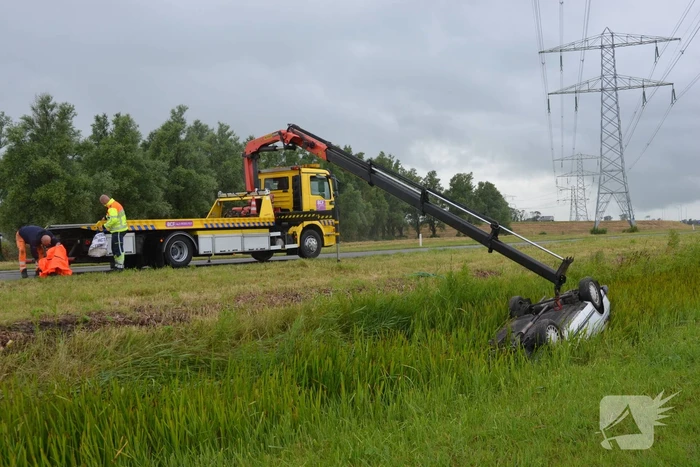 Auto belandt op kop in sloot