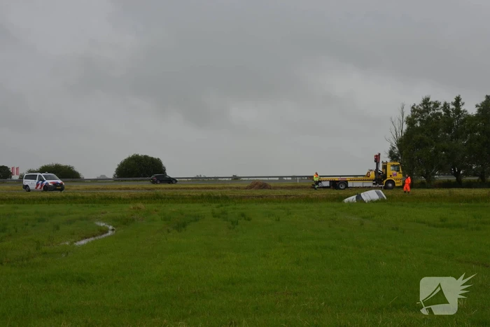 Auto belandt op kop in sloot