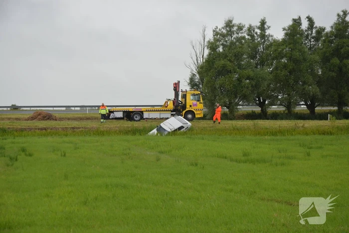 Auto belandt op kop in sloot
