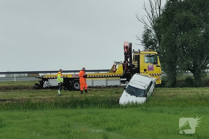 Auto belandt op kop in sloot