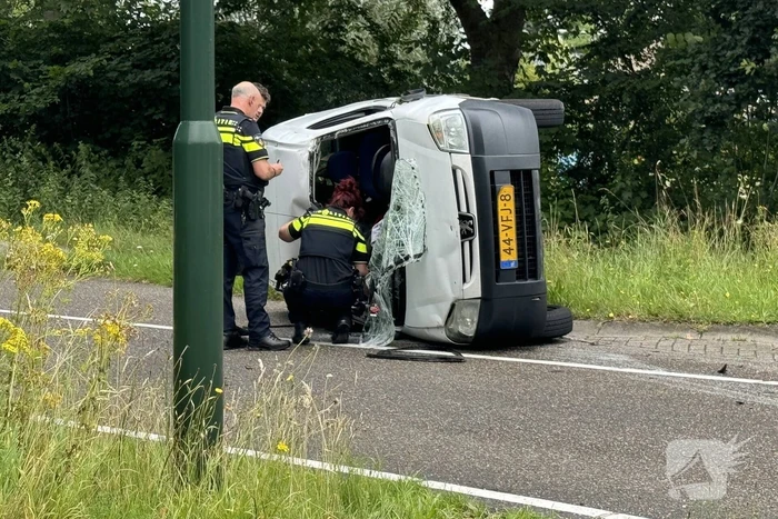 Bestelbus belandt op zijkant na botsing