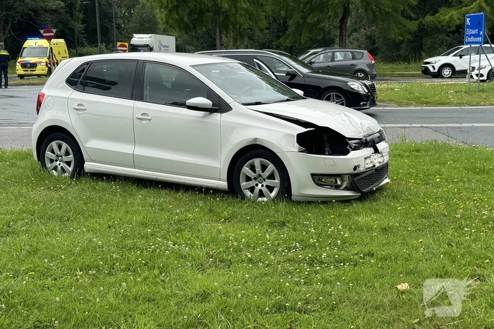 Bestelbus belandt op zijkant na botsing