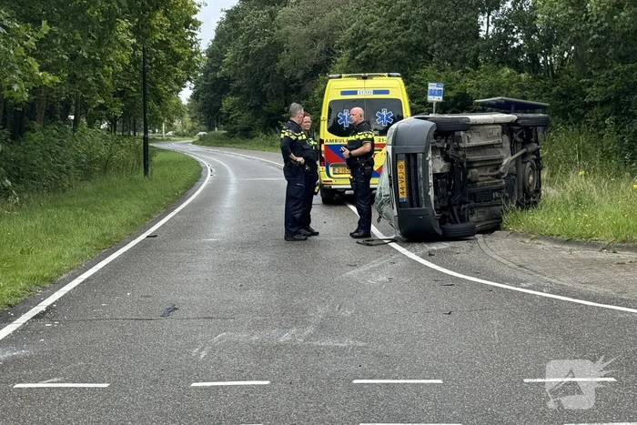 Bestelbus belandt op zijkant na botsing