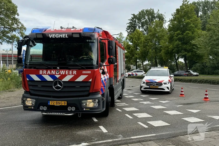 Bestelbus belandt op zijkant na botsing
