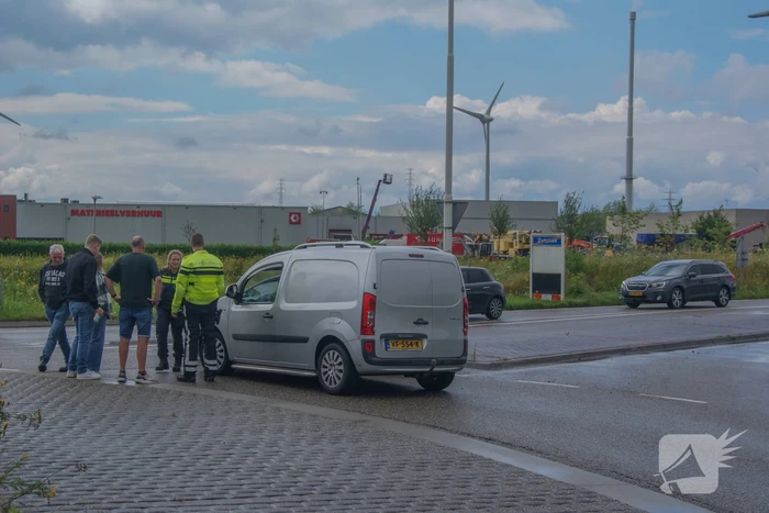 Aanhouding bij frontale botsing op rotonde