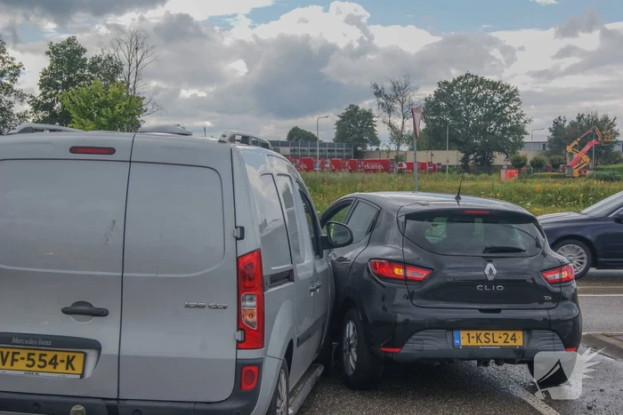 Aanhouding bij frontale botsing op rotonde