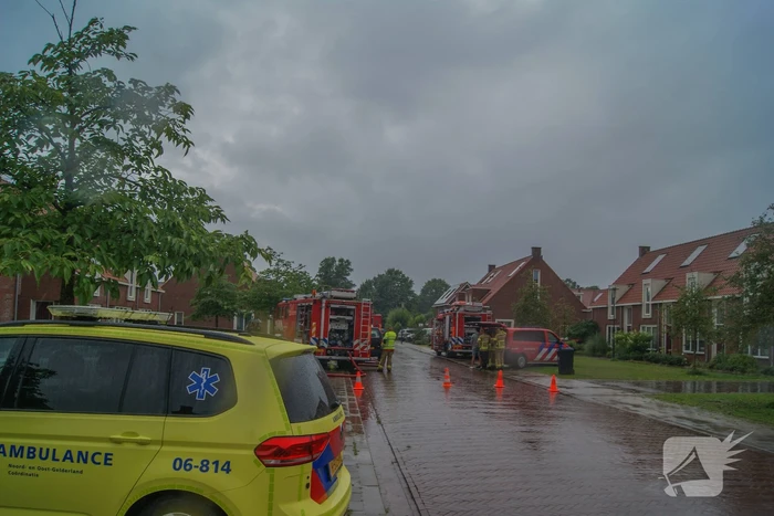 Autobrand slaat over naar schuren, bewoner ademt rook in bij bluspoging