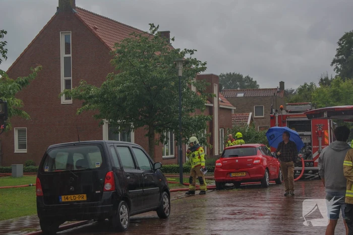 Autobrand slaat over naar schuren, bewoner ademt rook in bij bluspoging