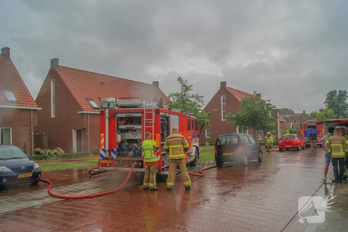 Autobrand slaat over naar schuren, bewoner ademt rook in bij bluspoging