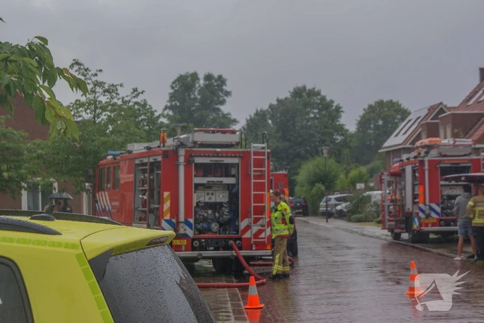 Autobrand slaat over naar schuren, bewoner ademt rook in bij bluspoging