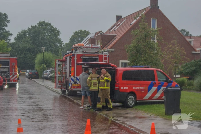 Autobrand slaat over naar schuren, bewoner ademt rook in bij bluspoging