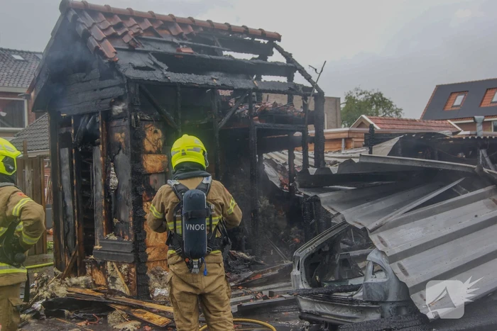 Autobrand slaat over naar schuren, bewoner ademt rook in bij bluspoging