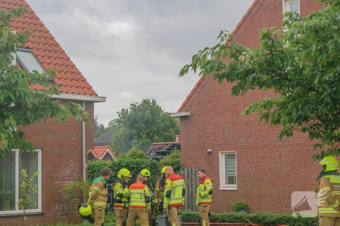 Autobrand slaat over naar schuren, bewoner ademt rook in bij bluspoging
