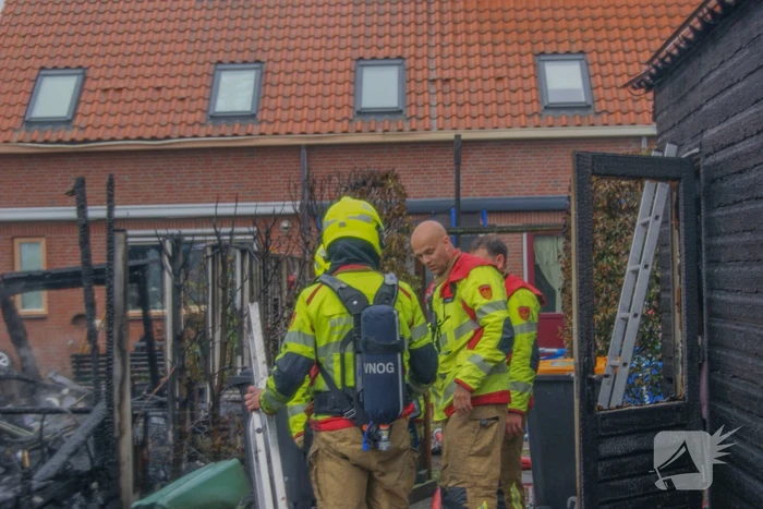 Autobrand slaat over naar schuren, bewoner ademt rook in bij bluspoging