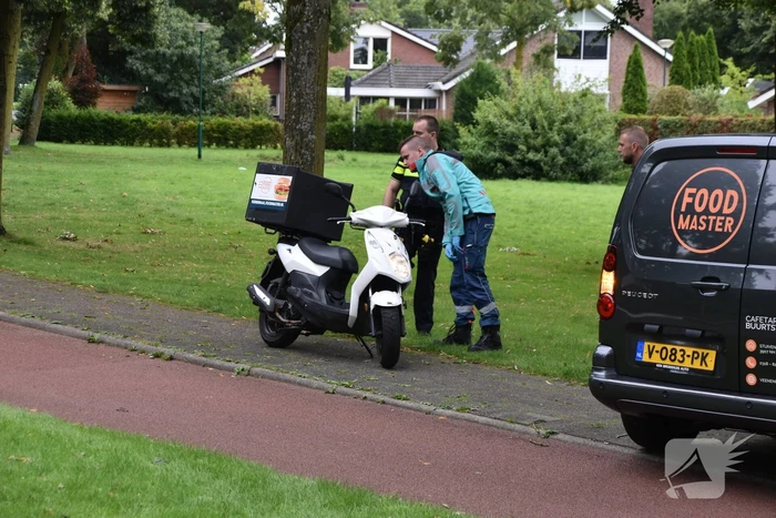 Bezorger onderuit bij eenzijdig ongeval met scooter