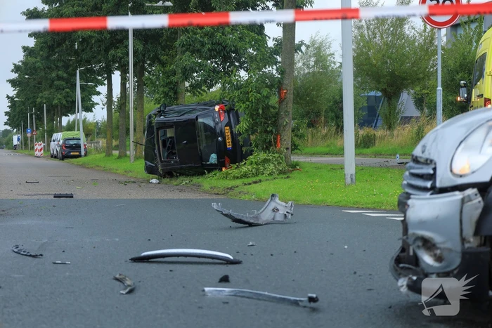 Auto crasht tegen boom na botsing, bestuurder gewond