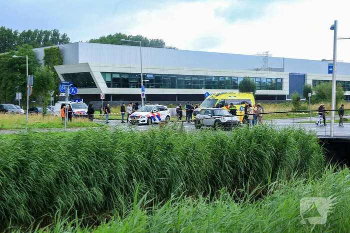 Auto crasht tegen boom na botsing, bestuurder gewond