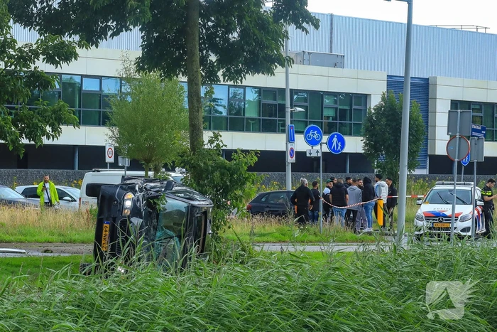 Auto crasht tegen boom na botsing, bestuurder gewond