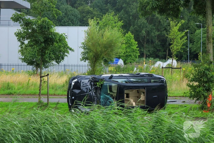 Auto crasht tegen boom na botsing, bestuurder gewond