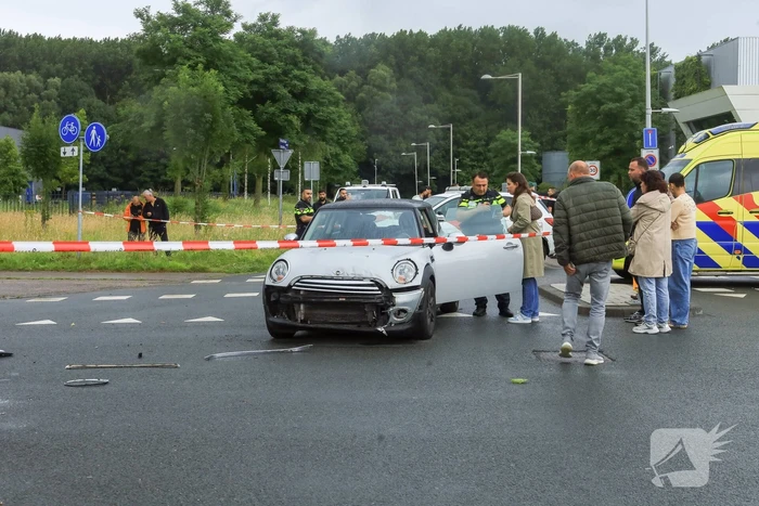 Auto crasht tegen boom na botsing, bestuurder gewond