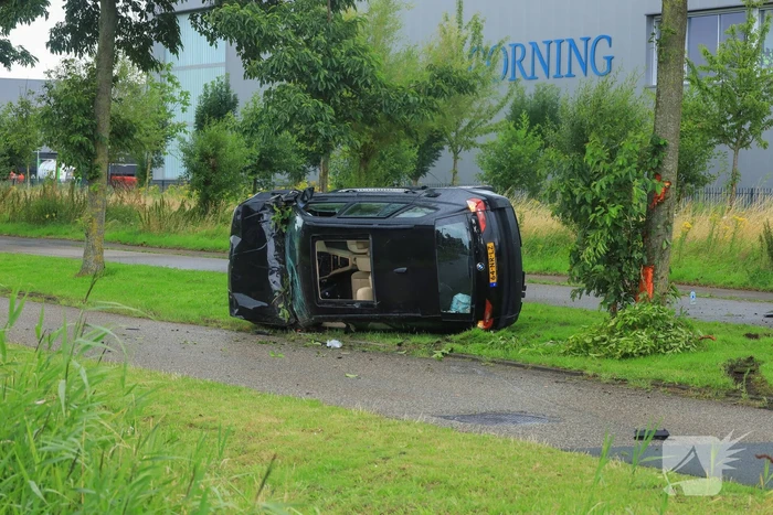 Auto crasht tegen boom na botsing, bestuurder gewond