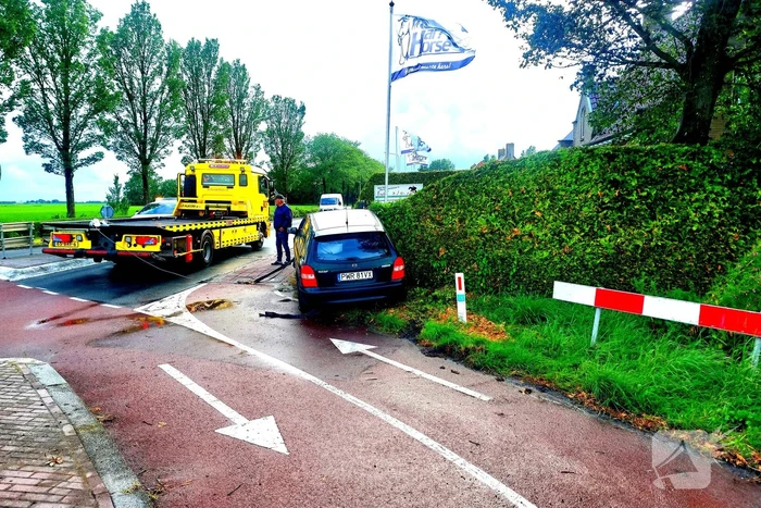 Bestuurder raakt macht over het stuur kwijt en belandt in bosjes