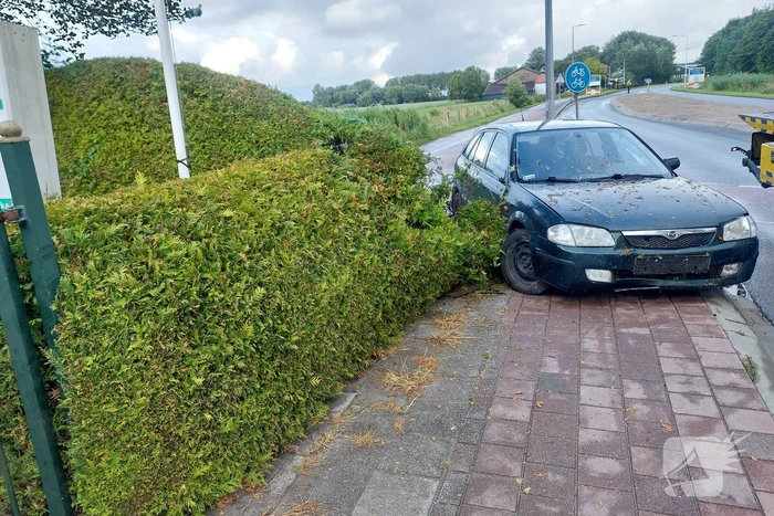 Bestuurder raakt macht over het stuur kwijt en belandt in bosjes