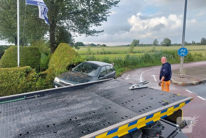 Bestuurder raakt macht over het stuur kwijt en belandt in bosjes