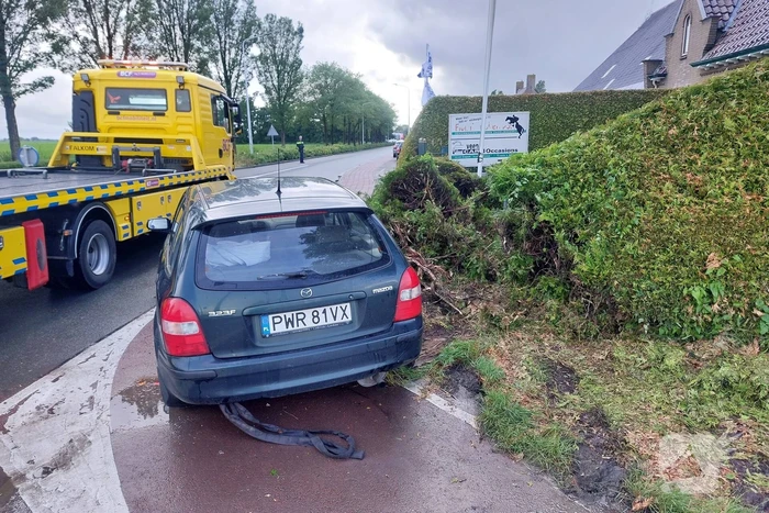 Bestuurder raakt macht over het stuur kwijt en belandt in bosjes