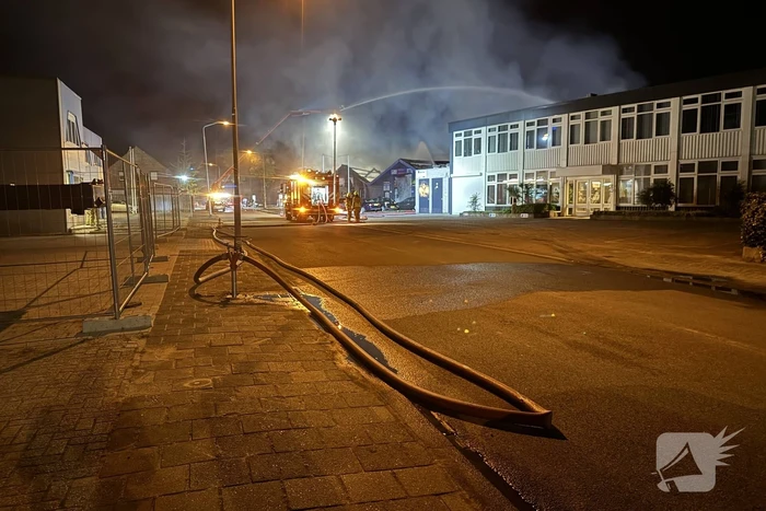 Zeer grote uitslaande brand in bedrijfspand