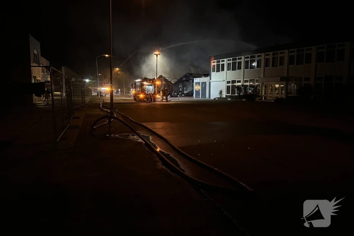 Zeer grote uitslaande brand in bedrijfspand