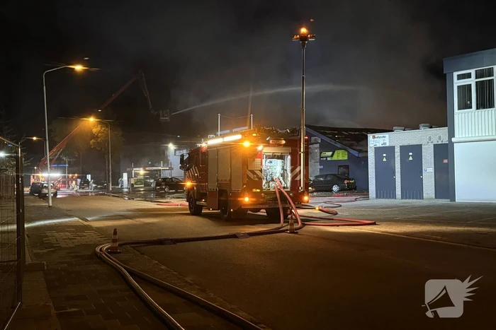 Zeer grote uitslaande brand in bedrijfspand